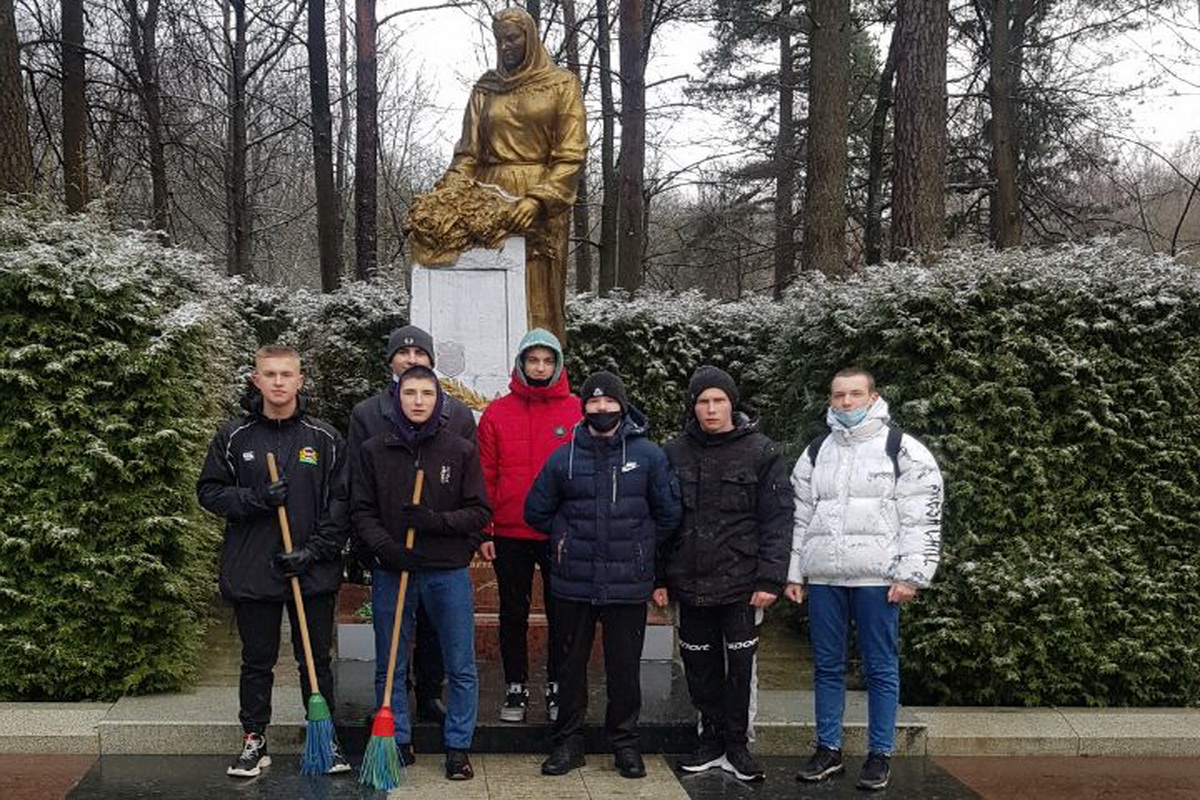 Курсанты приняли участие в уборке территории Парка Челюскинцев